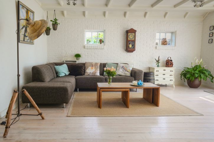 Livind de vivienda con amplio sofá mesilla y colores cálidos para ilustrar el aislamiento térmico