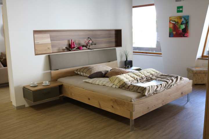 Habitación de matrimonio rústica suelo y muebles en madera clata realizado por empresa de reformas Barcelona Barcino