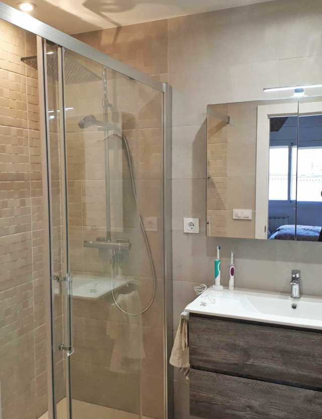 Reforma Integral de baño Mueble rústico mampara de ducha