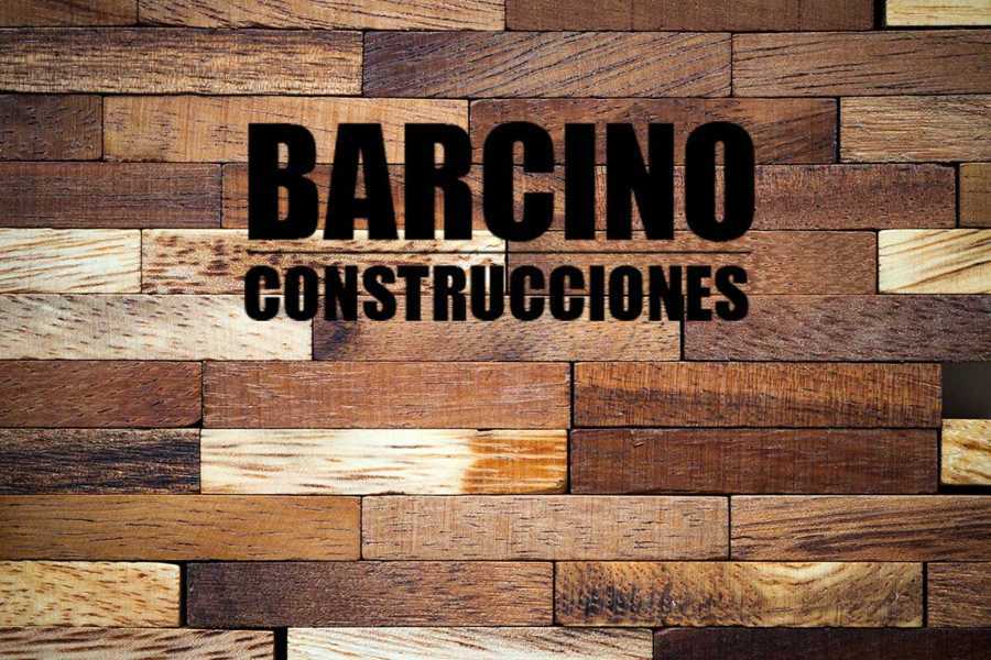 Reformas de viviendas Logo de contrucciones Barcino sobre fondo de parqué