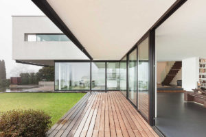 Exterior de casa moderna amplias vidireras reformas integrales de Barcino Construcciones