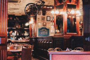 Vista del interior e un bar moderno trabajo de reformas de locales comerciales de Barcino Construcciones