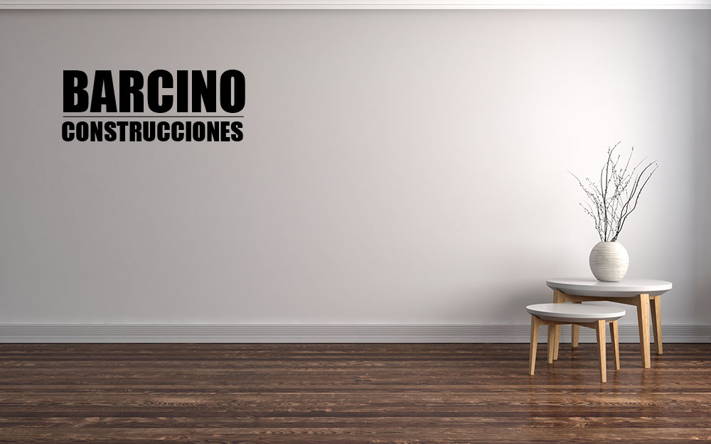 Suelo de parqué mesas pequeña con jarrón logo de Barcino Construcciones publicidad de Interiorismo y Decoración
