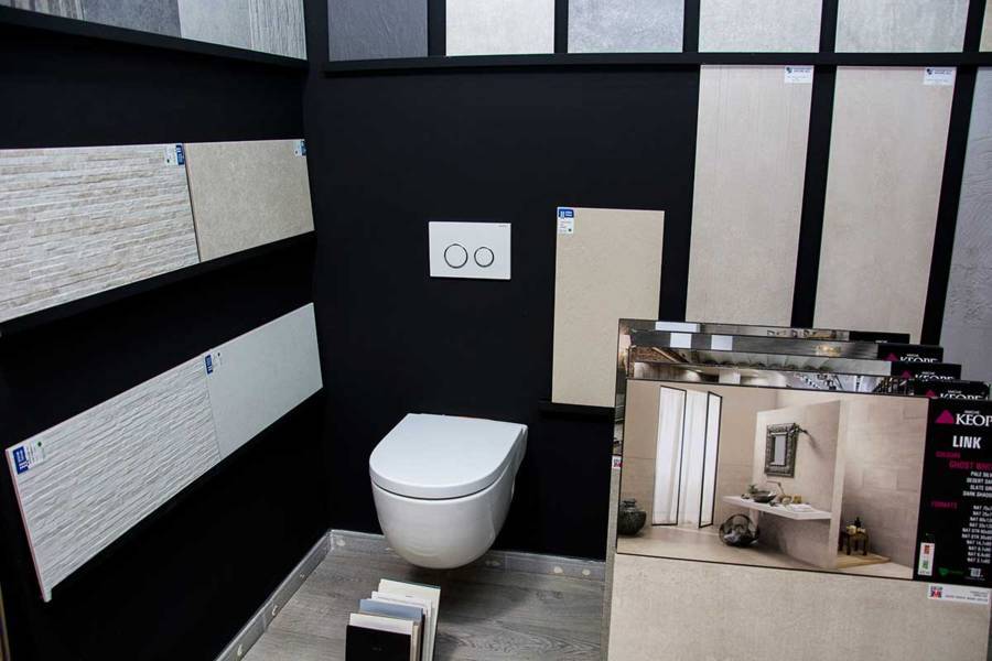 Muebles de baño en exposición en tienda de reformas váter y cerámicos