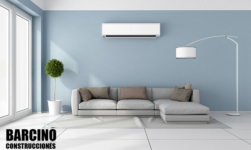 Salon moderno con equipo de aire acondicionado sofá lampara y ventana