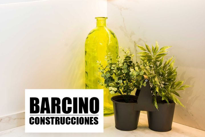 botella decorativa con dos plantas y logo de Barcino