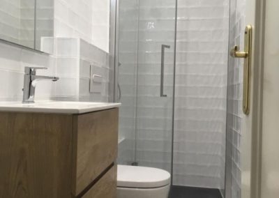 Baño reformado mamapara de ducha mueble de baño y lavabo a estrenar