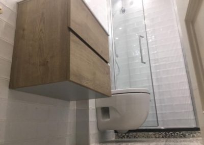 Baño reformado mampara de ducha mueble de baño y lavabo a estrenar