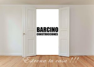 Salón con suelo de madera y puerta abierta publicitando la Empresa de Reformas en Barcelona Construcciones Barcino