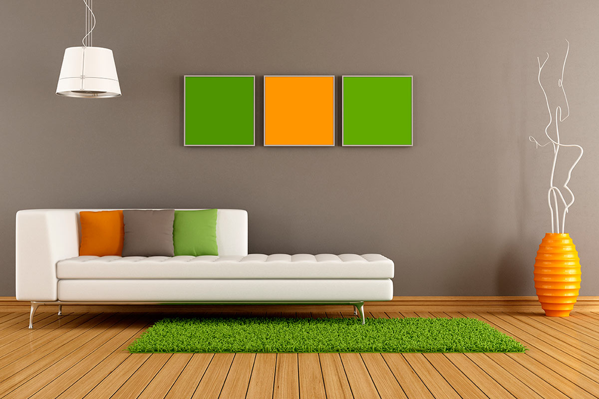 Sofá de diseño con cuadros de colores y lámpara de techo