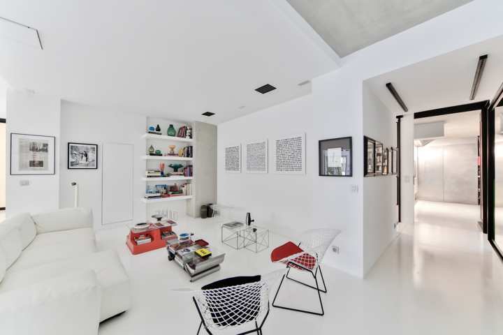 Salón color blanco con decoración minimalista Arquitectura e imteriorismo de Barcino Construcciones