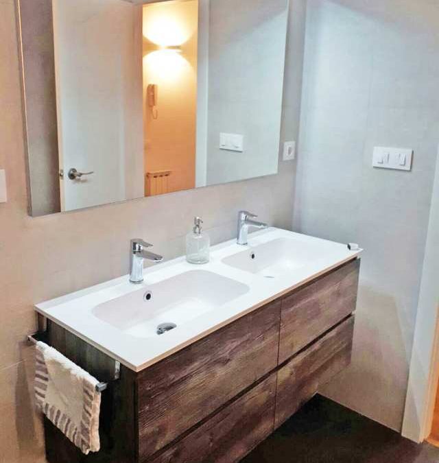 Reforma Integral de baño Doble fregadero con mueble rústico