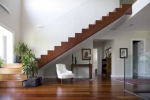 Interior de vivienda en salon con suelos de madera y escalera