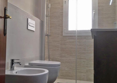 reforma de baño Badalona sanitarios ducha y mueble de fregamanos