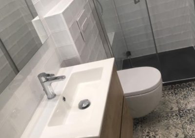 Baño reformado mueble de baño con lavabo grifos y suelo rústico