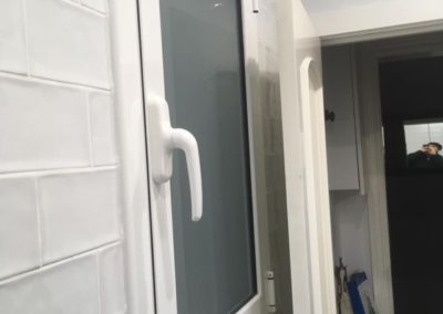Baño reformado ventana de con cerramientos de aluminio