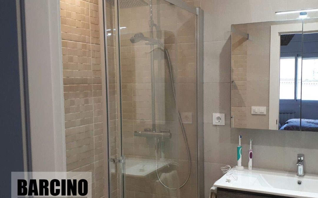 Foto de baño reformado como publicidad de Modernizar el Baño con logo de Barcino