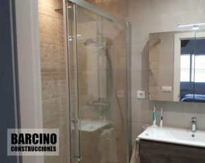 Foto de baño reformado como publicidad de Modernizar el Baño con logo de Barcino