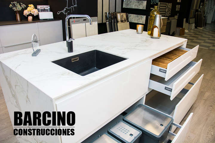 Muebles de cocina en exposición en tienda