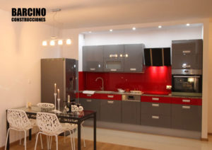 vista de uno de nuestros diseño de cocinas office integrada en salón con mesa