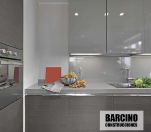 Cocinas Eficientes y modernas en color grsi con electrodomésticos de diseño